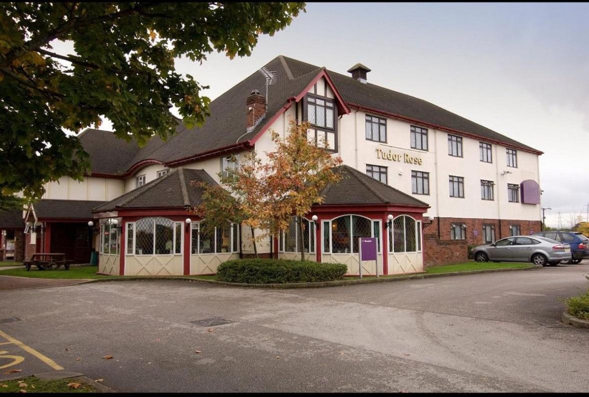 Premier Roomz Two Mills Ledsham  ภายนอก รูปภาพ