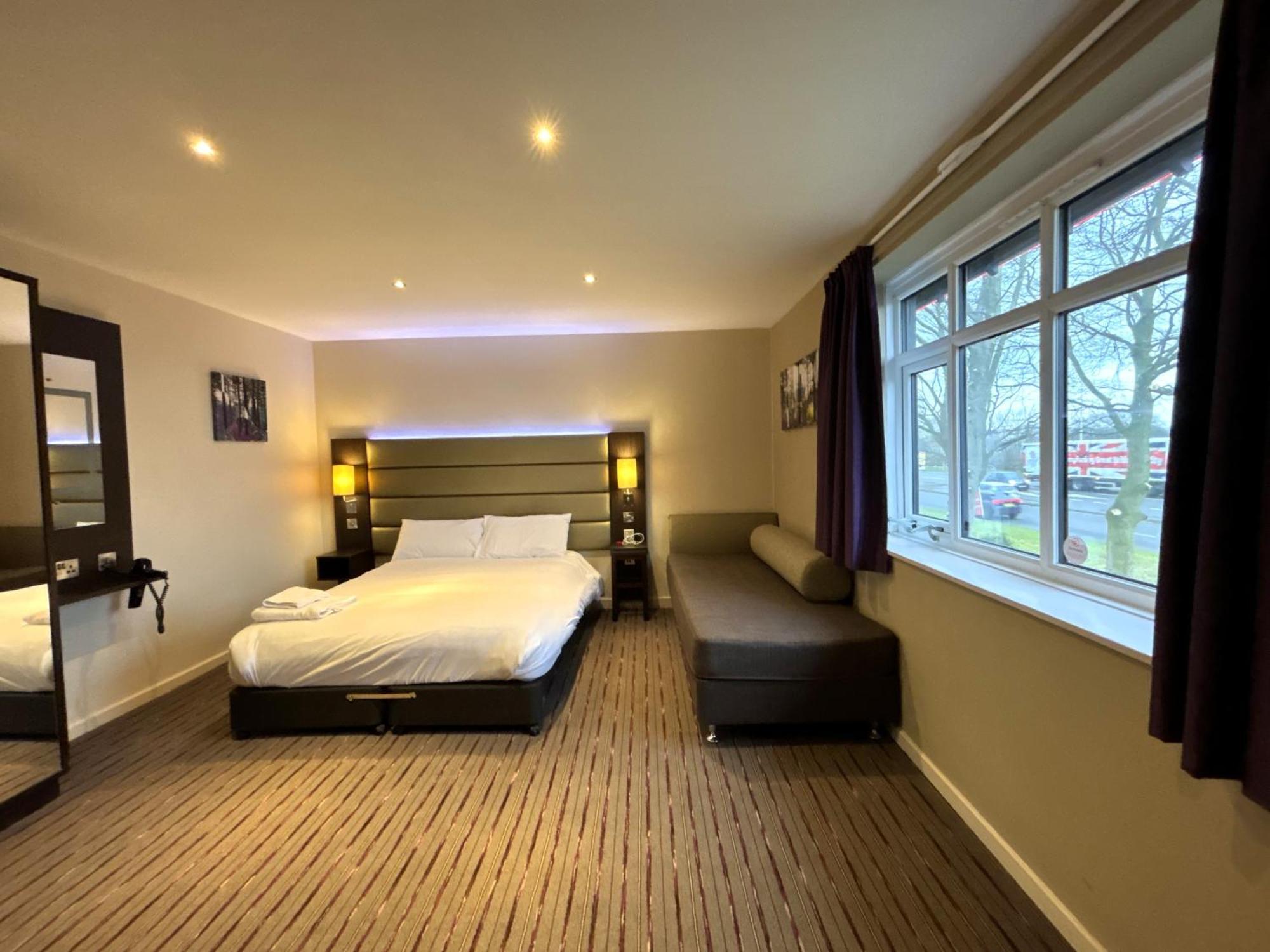 Premier Roomz Two Mills Ledsham  ภายนอก รูปภาพ
