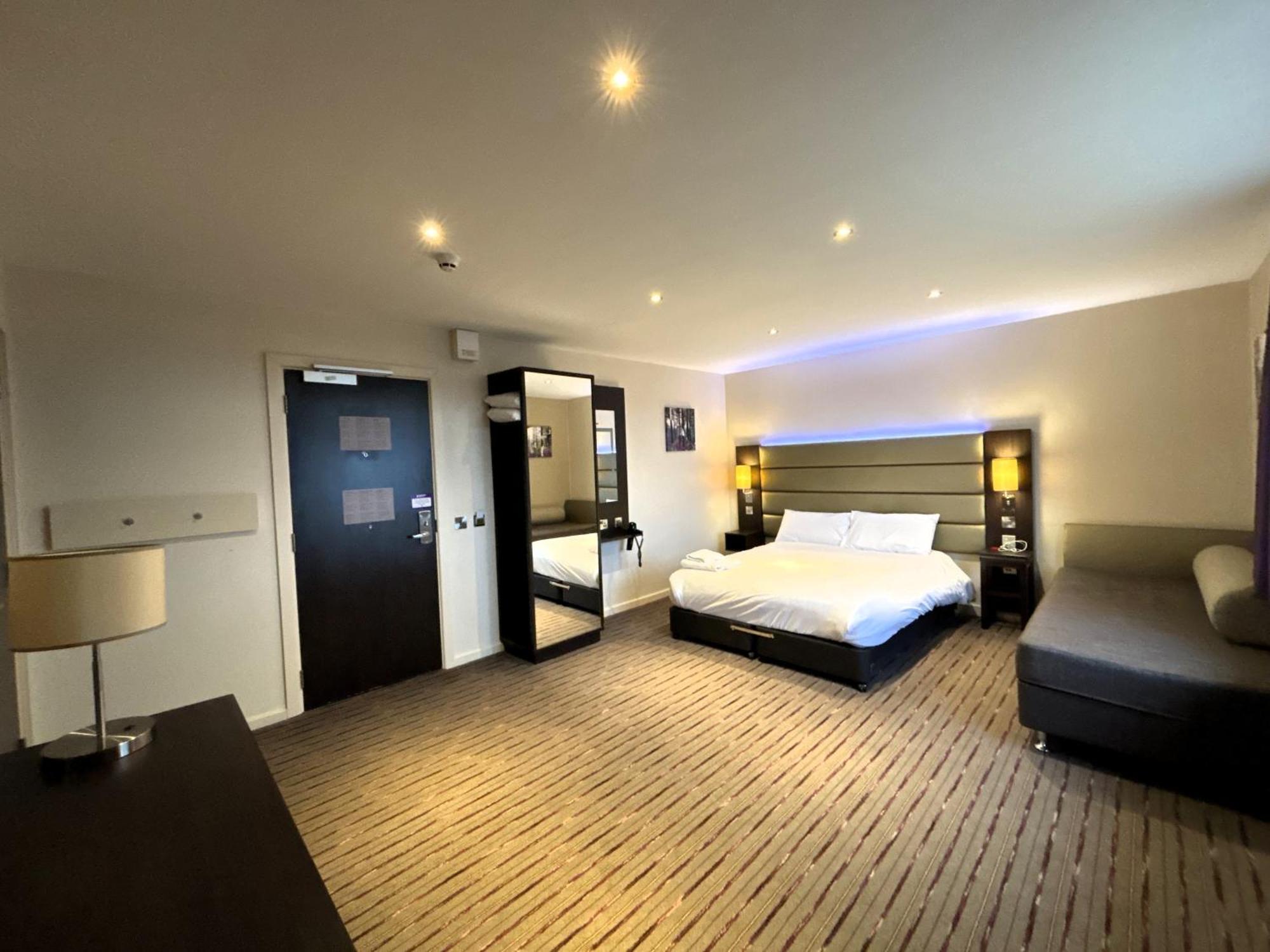 Premier Roomz Two Mills Ledsham  ภายนอก รูปภาพ