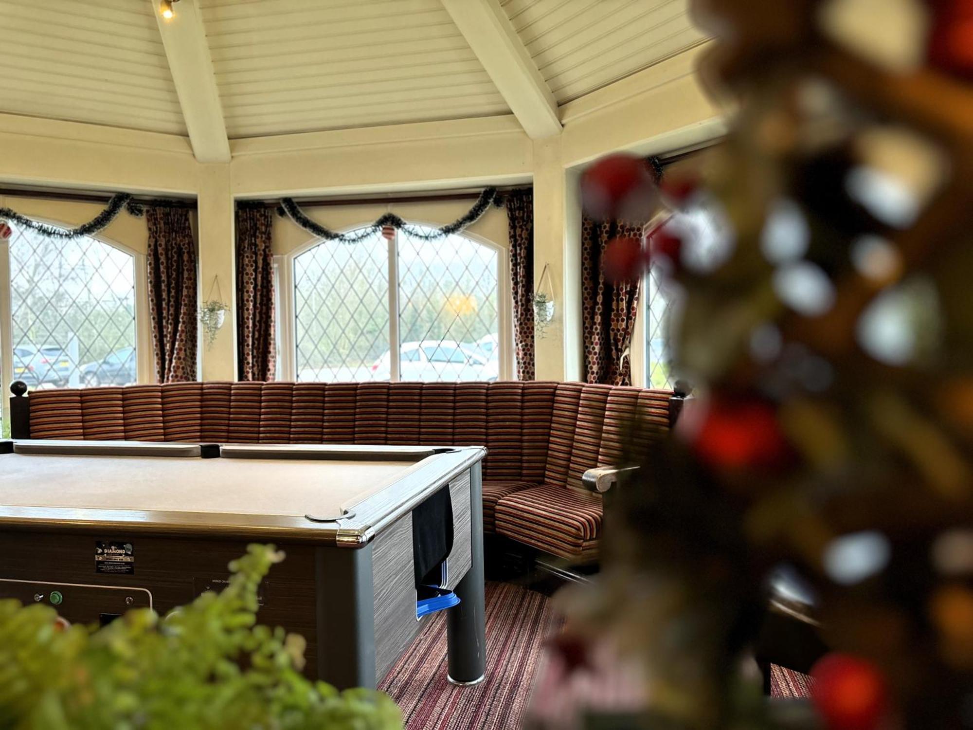 Premier Roomz Two Mills Ledsham  ภายนอก รูปภาพ